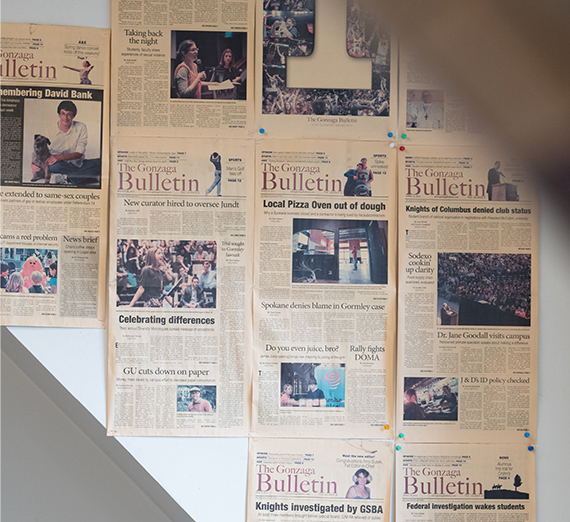 女性が窓の横で腕を組んで立っている