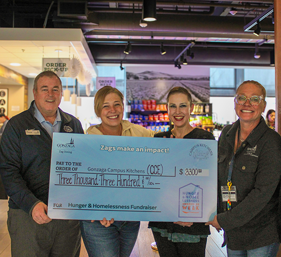 卒業帽とローブを着た女性が学位証を掲げて笑顔